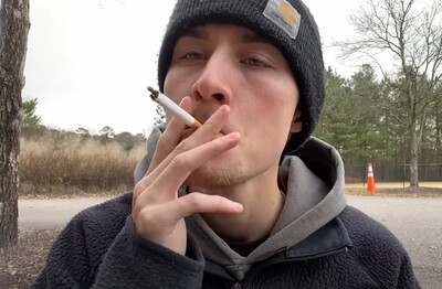 Лечение зависимости от табакокурения в Ханты-Мансийске Мужчина с сигаретой делает затяжку