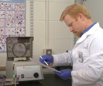 Клиника лечения наркозависимости в Ханты-Мансийске Врач в кабинете клиники