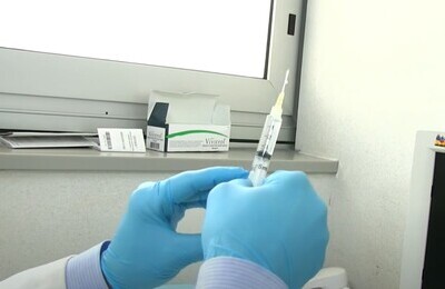 Проведение кодирования Вивитролом в Ханты-Мансийске Шприц с Вивитролом в руках у врача